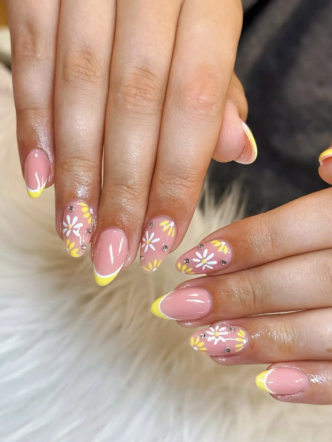 Sparkling Daisy Yellow French Tips
